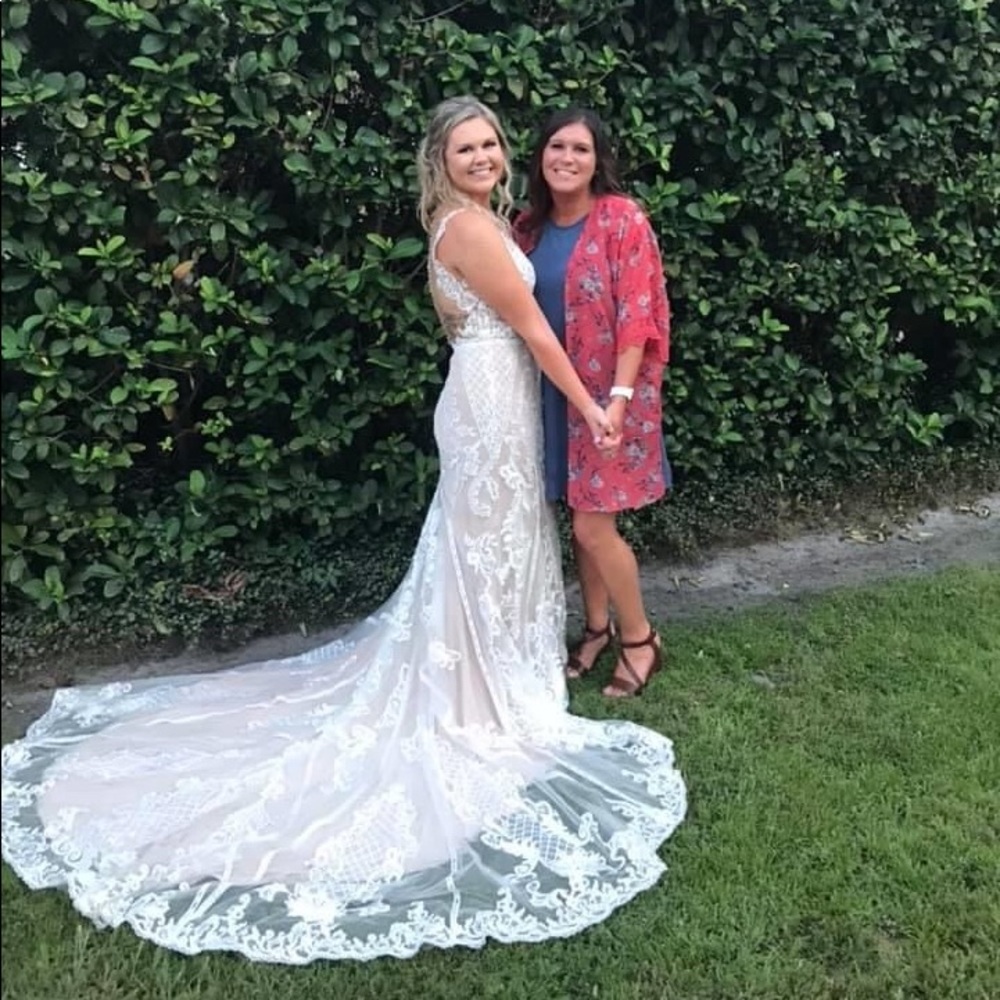 Wedding dress - Picture 1 of 4